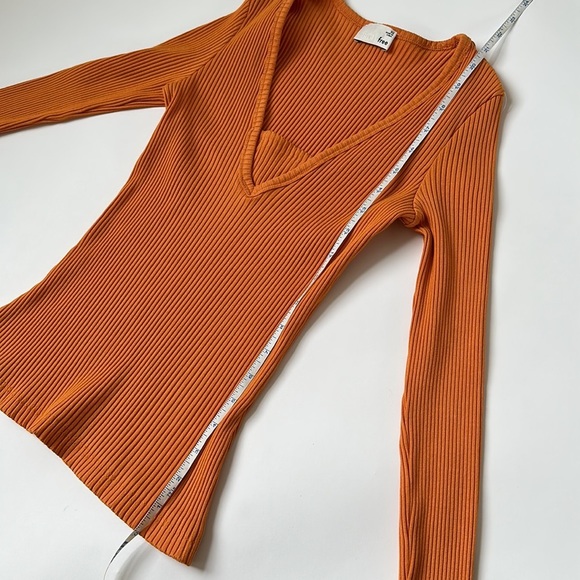 [SOLD] Wilfred Free Aritzia Ribbed Burnt Orange V-Neck Bodycon Top size XS - Picture 5 of 8